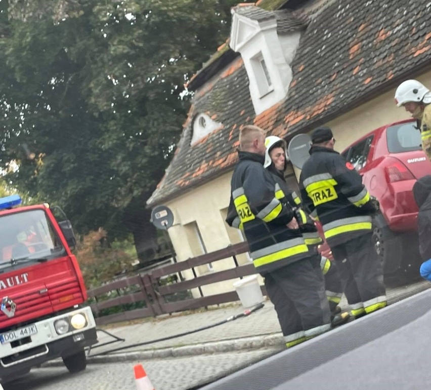 Osobówką wjechała w płot. Zdarzenie drogowe w Goszczu