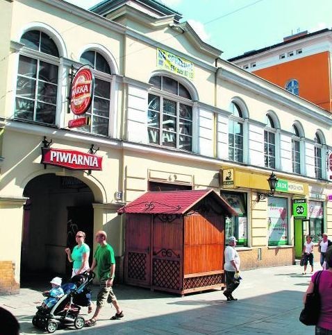 O sprzedaży kamienicy przy ulicy Słowiańskiej można się dowiedzieć z baneru wiszącego na jej frontonie