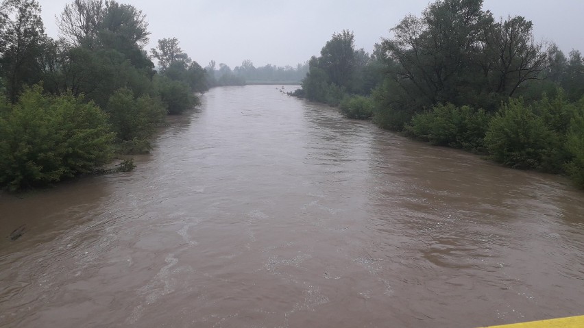 Powiat bocheński. Alarm przeciwpowodziowy wciąż trwa, Raba i Stradomka nadal bardzo niebezpieczne - ZOBACZ ZDJĘCIA