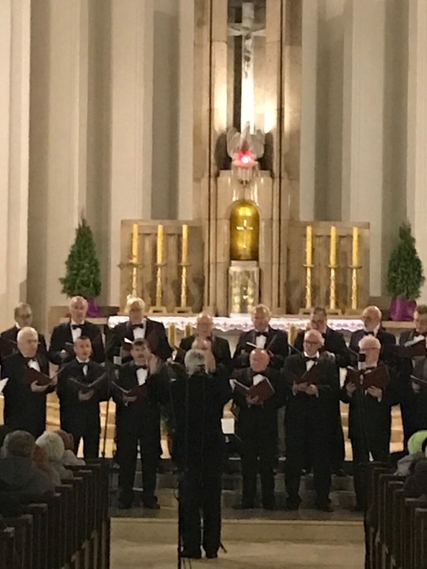 Jubileuszowy koncert chóru męskiego "Słowiki 60". 15-lecie istnienia chóru       