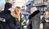 Ełk: Policjanci rozdawali róże               