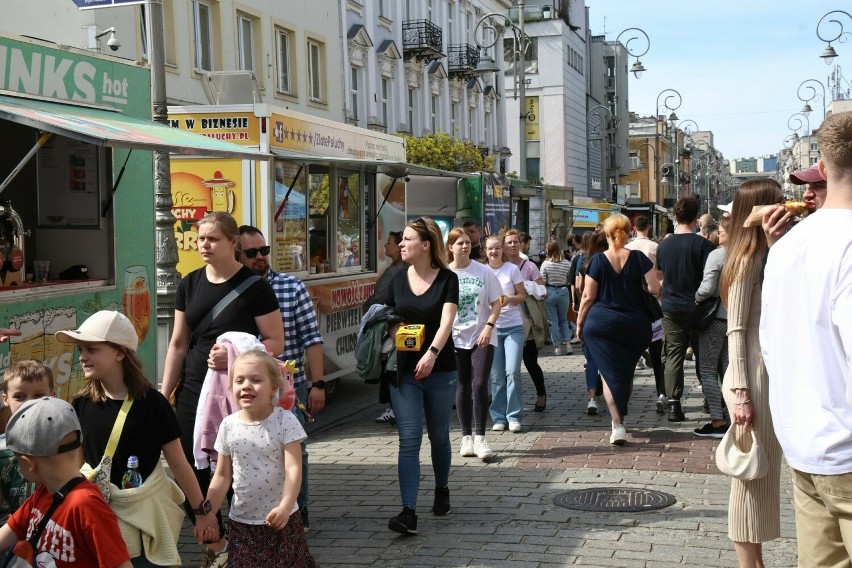 Food Trucki robią furorę na ulicy Sienkiewicza w Kielcach! Piękna pogoda przyciągnęła mnóstwo ludzi w ostatni dzień festiwalu