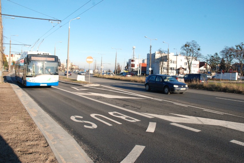 Nowy buspas wzdłuż ul. Wielkopolskiej ma ograniczyć korki i usprawnić ruch. Pasażerowie komunikacji miejskiej cieszą się ZDJĘCIA