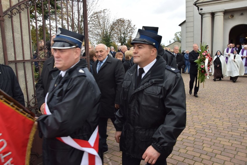 Pogrzeb ks. Marka Lacha, proboszcza parafii w Pomocnem. Duchowny spoczął na cmentarzu w Rudzie k. Wielunia ZDJĘCIA