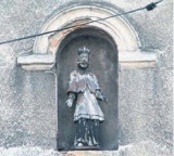 Figura Nepomuka z Tarnowskich Gór zniknęła z fasady kamienicy. Dlaczego?
