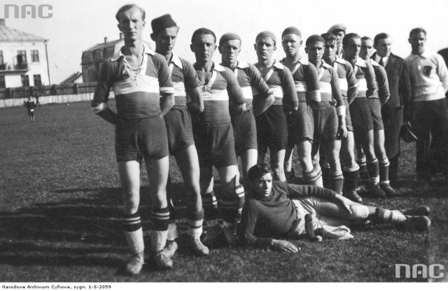 Drużyna piłkarska Klubu Sportowego Orzeł Przemyśl (1934).

Narodowe Archiwum Cyfrowe (www.nac.gov.pl) udostępniło nam stare zdjęcia Przemyśla. Jest na co popatrzeć. Zobaczcie sami jak kiedy wyglądali mieszkańcy miasta.

Zobacz też: Jakie meble z czasów PRL-u są najmodniejsze?
