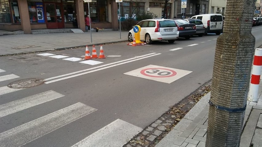 Kraków. Drogowe absurdy w strefie parkowania [ZDJĘCIA]