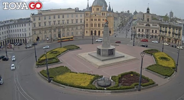 Trwa strajk nauczycieli. W Łodzi dostrzeć to można spacerując po pl. Wolności. Prawdopodobnie we wtorek, 23 kwietnia, nieznani sprawcy przebrali w kamizelkę z wykrzyknikiem - symbolem strajku - pomnik Tadeusza Kościuszki. Zobaczcie zdjęcia!