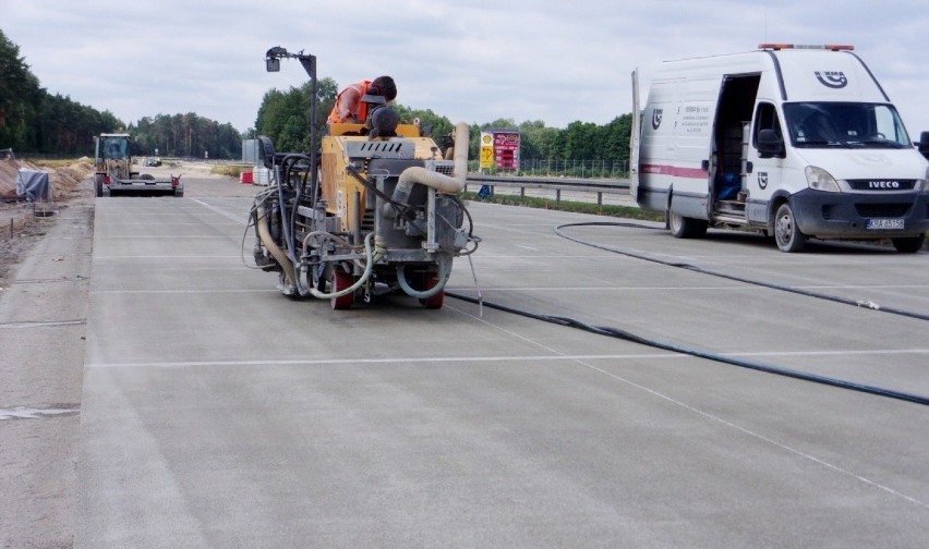 Trwają prace przy budowie A18. Na odcinku między węzłami...