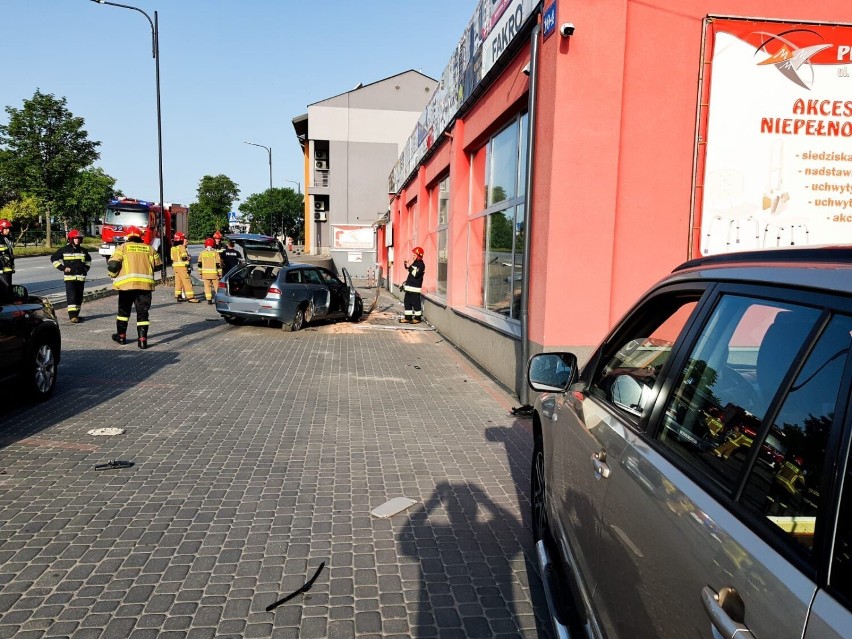 Poranna kraksa w Busko-Zdroju. Samochód uderzył w ścianę sklepu, w aucie były narkotyki