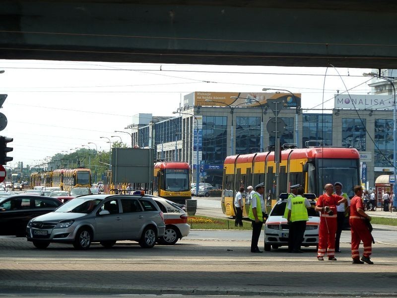 Zerwanie sieci trakcyjne przy Dworcu Centralnym. Sparaliżowany ruch tramwajów w Centrum [ZDJĘCIA]