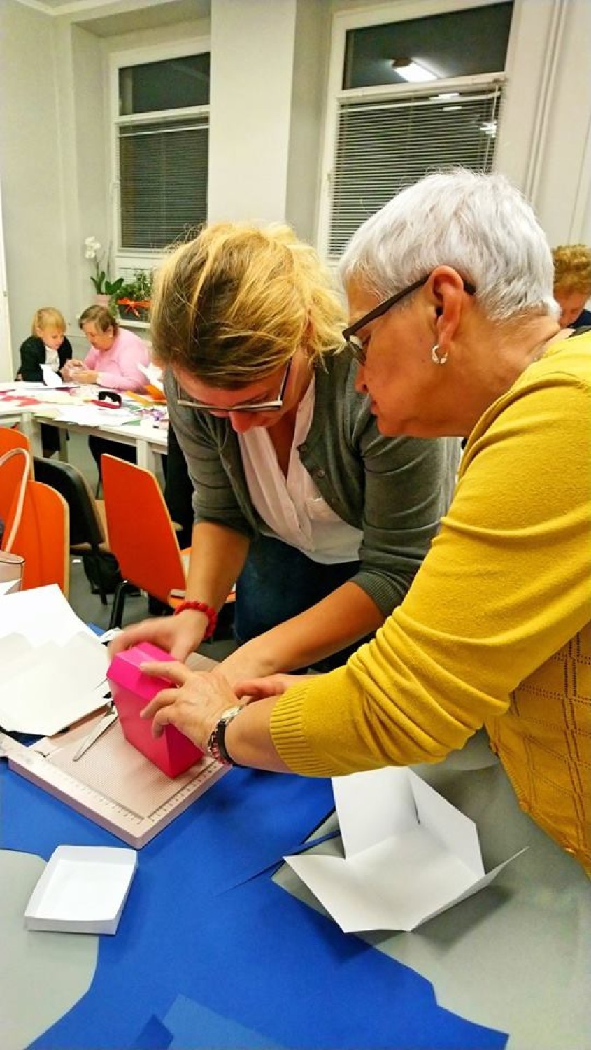 Pleszew. Seniorki uczyły się robić pudełka prezentowe, które same w sobie mogą być prezentem