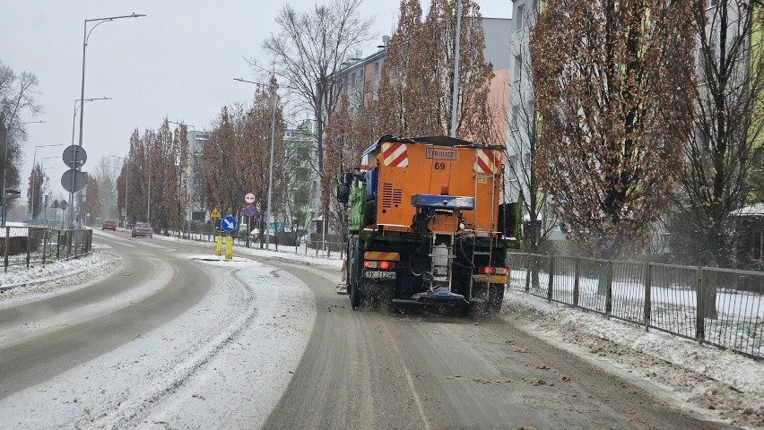Ulica Jagiellońska w Kielcach, piaskarka do pracy ruszyła...