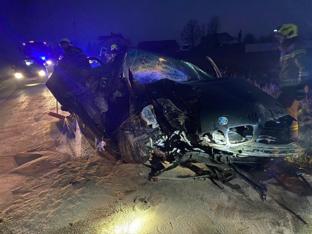 Wypadek w Miechowicach Wielkich w powiecie tarnowskim. W wyniku zderzenia z drzewem BMW został bardzo poważnie uszkodzony