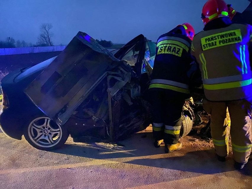 W wyniku zderzenia z drzewem samochód został bardzo poważnie...