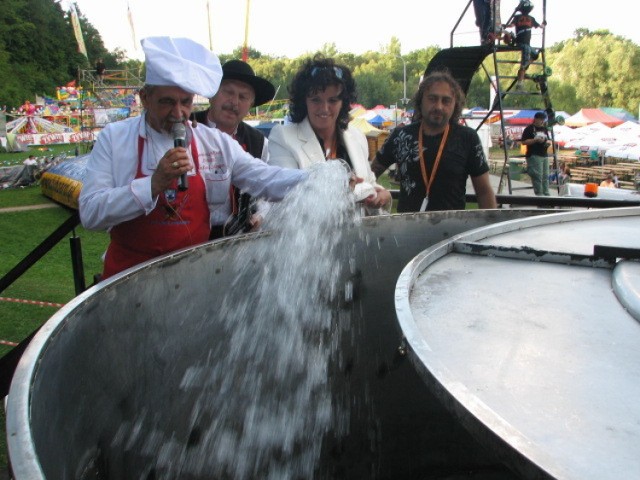 Festiwal tradycyjnie rozpoczyna się napełnieniem wielkiego gara wodą