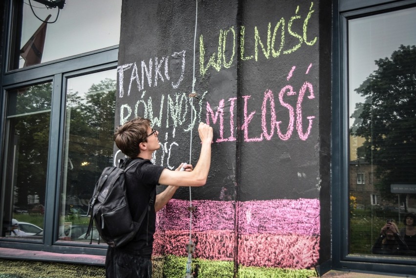 Namalowali tęczę na elewacji Galerii Labirynt w Lublinie. Zobacz zdjęcia