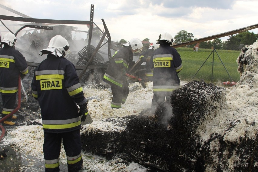 Wysoczka. Pożar hali magazynowej w fabryce mebli Hjort Knudsen[ZDJĘCIA]