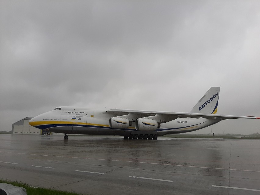 Wielki Antonow Rusłan wylądował na wrocławskim lotnisku. Co miał na pokładzie? (ZOBACZ ZDJĘCIA)