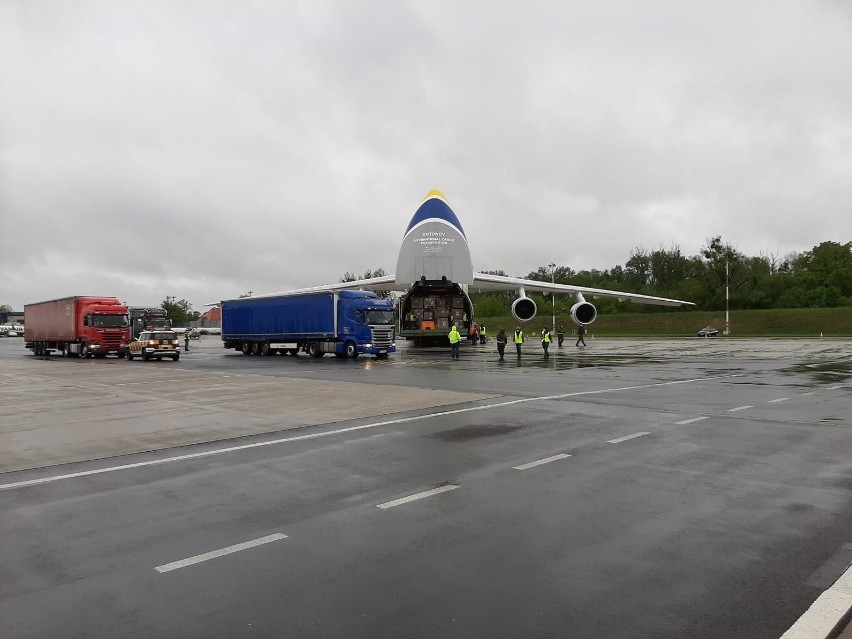 Wielki Antonow Rusłan wylądował na wrocławskim lotnisku. Co miał na pokładzie? (ZOBACZ ZDJĘCIA)