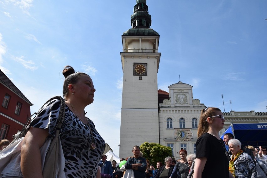 Już teraz na jednym z korytarzy ratusza zapadnięte miejsce...