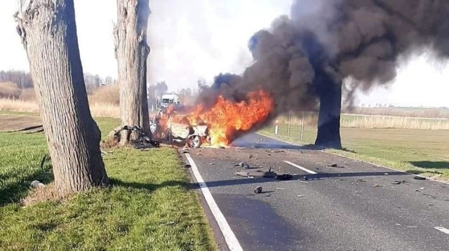 Tragiczny w skutkach wypadek drogowy w miejscowości Głogowiniec niedaleko Kcyni. Auto uderzyło w drzewo i stan ęło w płomieniach. Nie żyje jedna osoba.