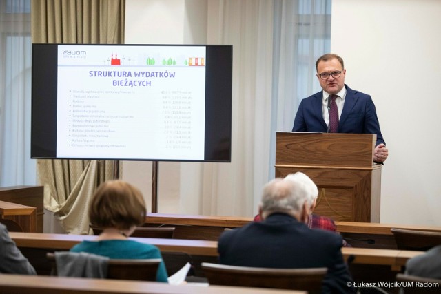 Głosami radnych Koalicji Obywatelskiej oraz radnego niezależnego Kazimierza Woźniaka przyjęto budżet Radomia na 2024 rok.