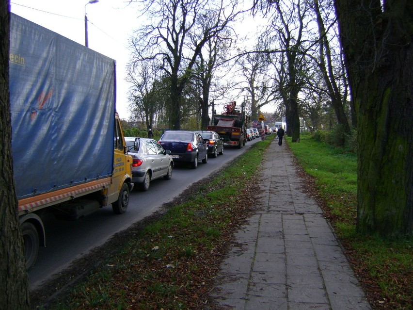 Kolejka ale samochodów wyjeżdżających ze Szczecina.