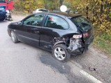 Powiat olkuski. Wypadek dwóch samochodów osobowych na drodze Olkusz-Bukowno. Trzy osoby poszkodowane. ZDJĘCIA
