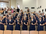 Czepkowanie w Radomiu. Absolwenci pielęgniarstwa Uniwersytetu Radomskiego otrzymali symbol zawodu i złożyli ślubowanie. Zobaczcie zdjęcia