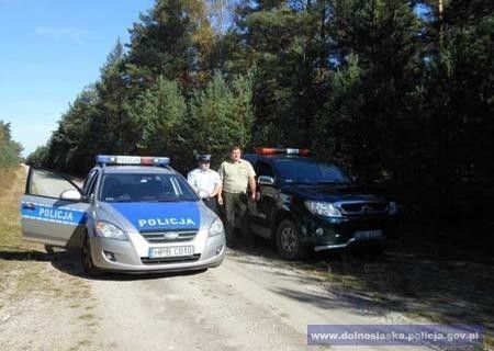 Polkowiccy policjanci odnaleźli zaginionego 97-letniego mężczyznę, który poszedł na grzyby. Pomógł pies tropiący.