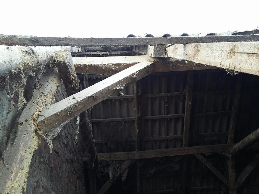 Straż pożarna: wiatr w Nowieczku zerwał dach