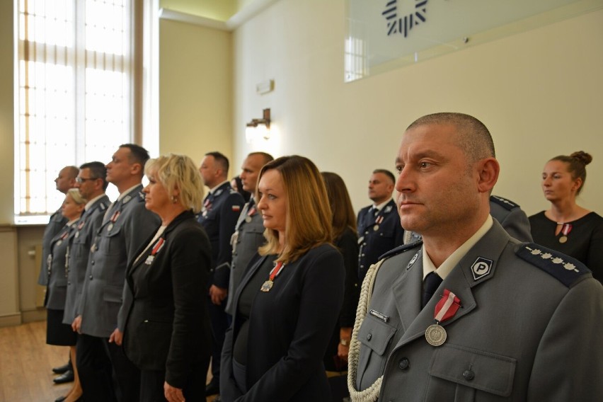 Opolscy policjanci i pracownicy służby cywilnej otrzymali...