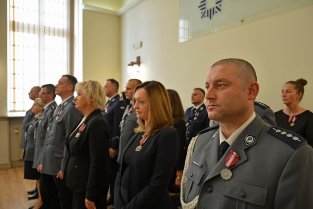 Opolscy policjanci i pracownicy służby cywilnej otrzymali nagrody, medale, wyróżnienia. Uroczysta zbiórka w Opolu odbyła się 10 listopada 2022 roku.
