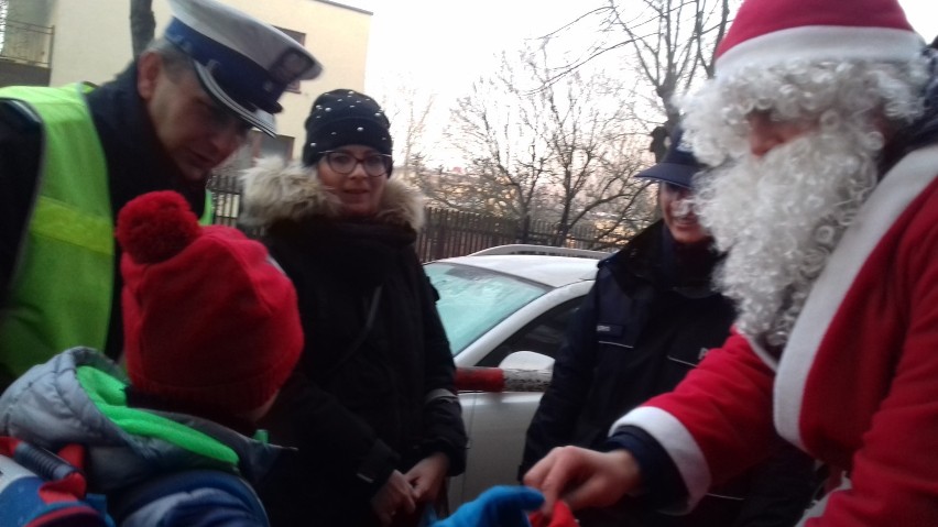 Mikołajki przed szkołą z policją i WORD w Piotrkowie