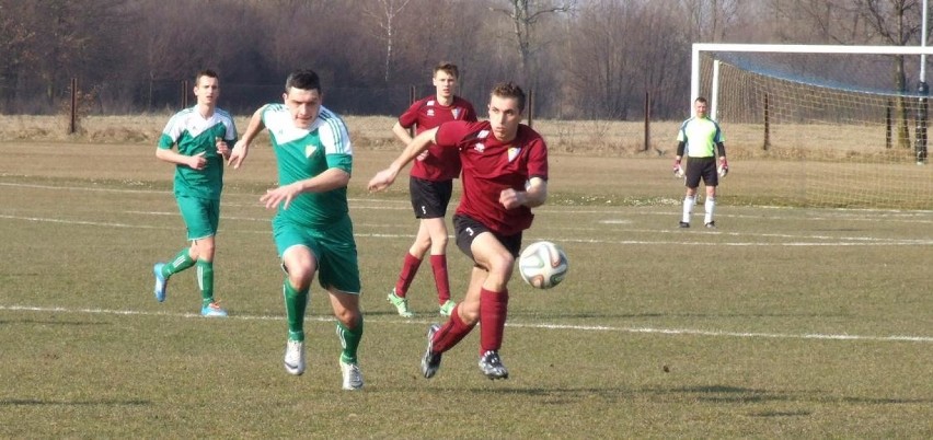 W Łękach, w meczu miejscowej Soły (bordowe stroje) przeciwko...