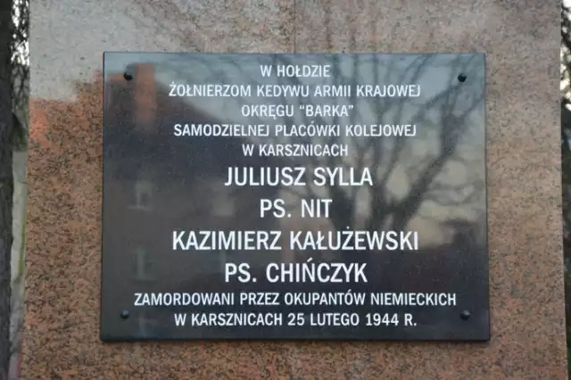 Na pomniku Kazimierza Kałużewskiego i Juliusza Sylli w Zduńskiej Woli Karsznicach pojawiły się tablice z uzupełnionymi informacjami. Stare tablice trafiły do Skansenu Lokomotyw