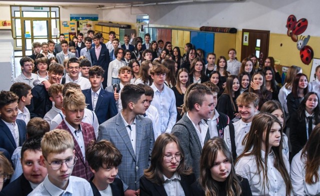W SP nr 60 w Bydgoszczy do egzaminu ósmoklasisty przystąpiło ponad 100 uczniów.