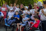 Inowrocławianie popierają protest rodziców i opiekunów osób niepełnosprawnych [zdjęcia]