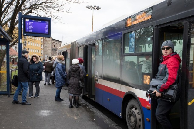 Aż 12 linii autobusowych i tramwajowych może pochwalić się punktualnością na poziomie powyżej 90 procent - informuje nas Zarząd Dróg Miejskich i Komunikacji Publicznej w Bydgoszczy. Jednak są też linie, na które pasażerowie narzekają nieco bardziej i potwierdzają to statystyki ZDMiKP. 

Które linie autobusowe w Bydgoszczy częściej się spóźniają? Przy których pasażerowie powinni mieć więcej cierpliwości? Sprawdź na kolejnych slajdach >>>


Smaki Kujaw i Pomorza odcinek 15

