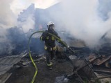 Pożar w Piechowicach. Strażacy w akcji. Palił się garaż i budynek gospodarczy [ZDJĘCIA]