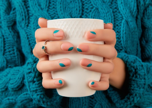 Szukasz inspiracji na paznokcie, które będą modne zimą? Oto kolory, w których się zakochasz. Zobacz gorące trendy na chłodne dni.