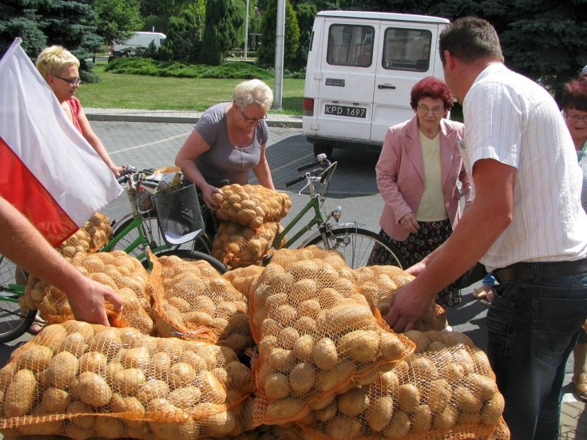 Ostrów:: Ziemniaczany protest przed budynkiem starostwa [ZDJĘCIA]