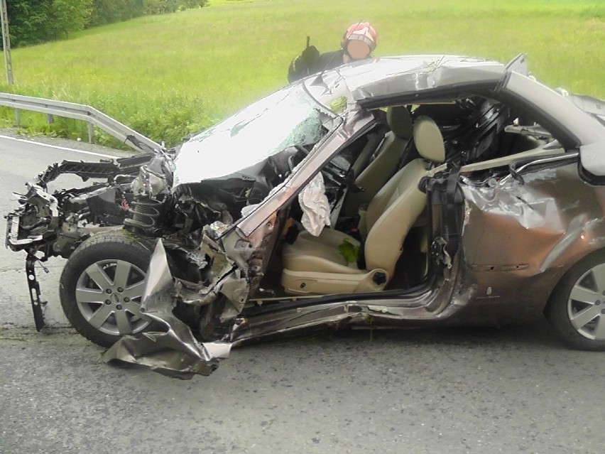 Żegocina. Dachowanie forda, 19-letni kierowca cudem ocalał
