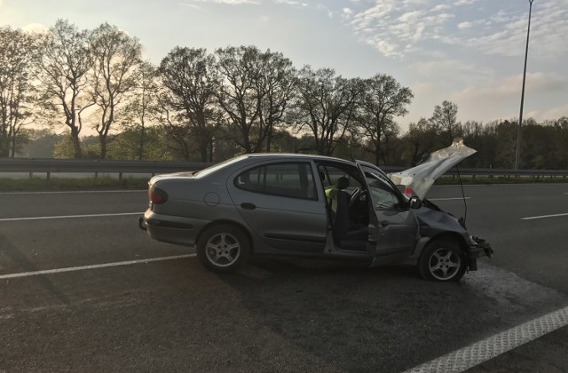 Na autostradzie A1 renault uderzyło w barierki i zablokowało dwa pasy jezdni w stronę Gliwic