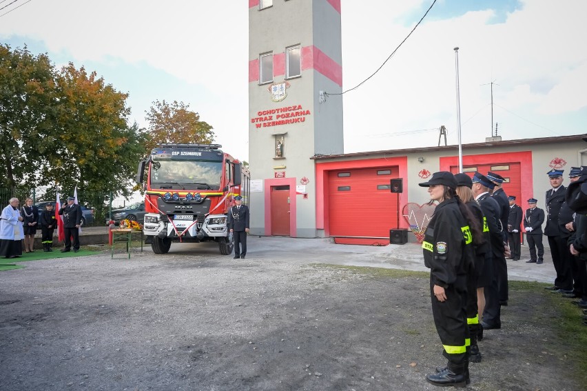 Strażakom z OSP Szembruk oficjalnie przekazano samochód