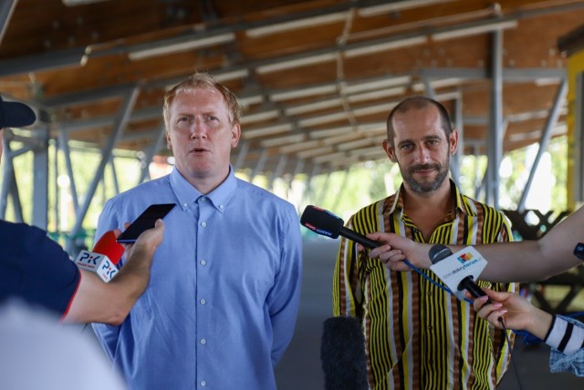 W konferencji prasowej wzięli udział Yann Ecauvre, dyrektor artystyczny Cirque Inextremiste oraz Krystian Kubjaczyk, szef Toruńskiej Agendy Kulturalnej