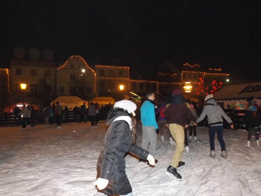 Mikołajki w Płocku. Mieszkańcy bawili się przed ratuszem a na koniec zapalili świąteczną iluminację