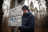 Nowe tabliczki i drogowskazy dla rowerzystów w parku Kolibki w Gdyni