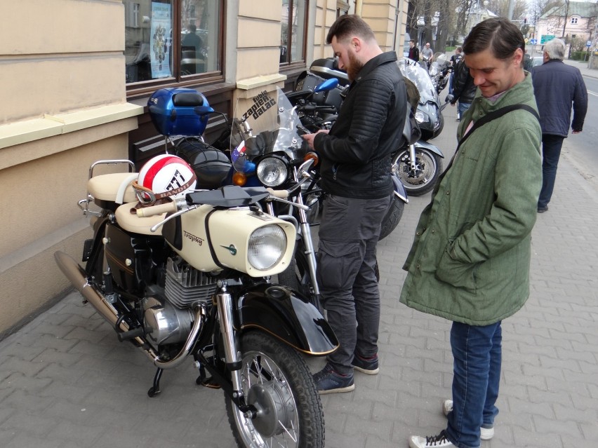 Radomsko: Zlot Zabytkowych Pojazdów i Motocykli w Muzeum Regionalnym [ZDJĘCIA, FILM]